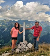 70 Alla croce di vetta del Pizzo Badile (2044 m) con Serena